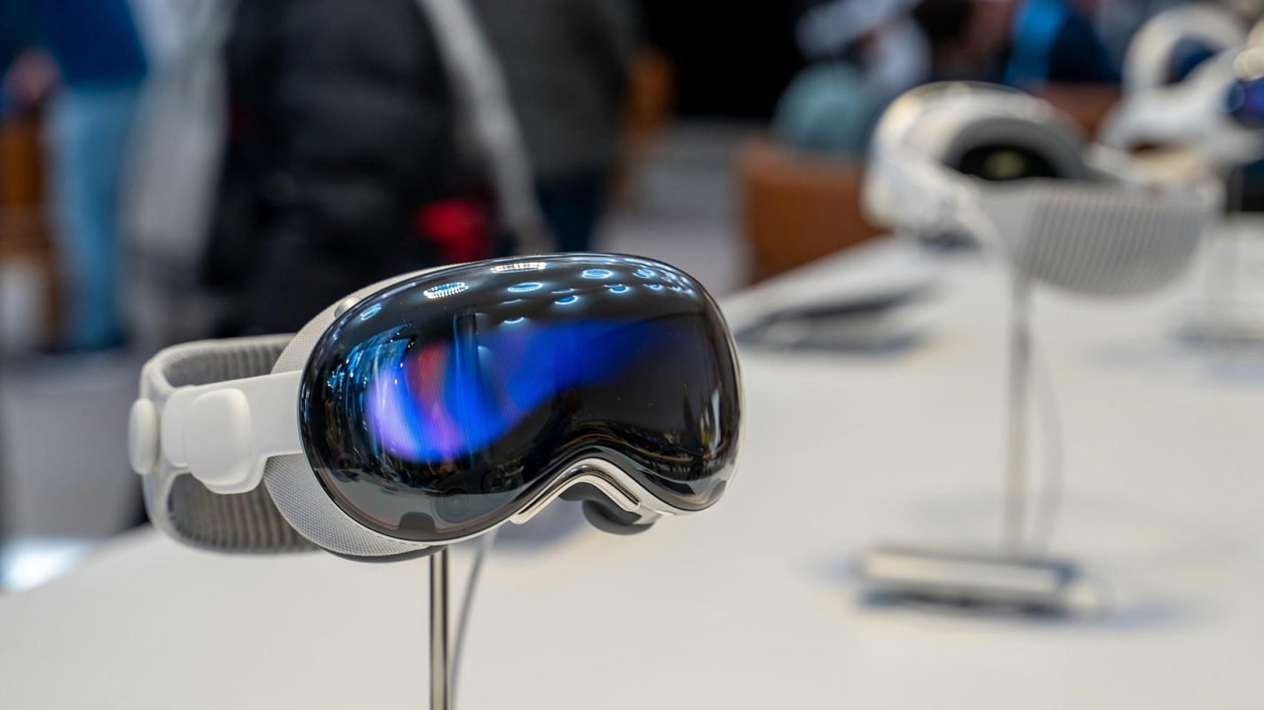 Apple Vision Pro Struggles with Developer Adoption as Ecosystem Growth Stalls in 2025