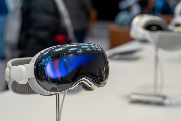 Apple Vision Pro Struggles with Developer Adoption as Ecosystem Growth Stalls in 2025