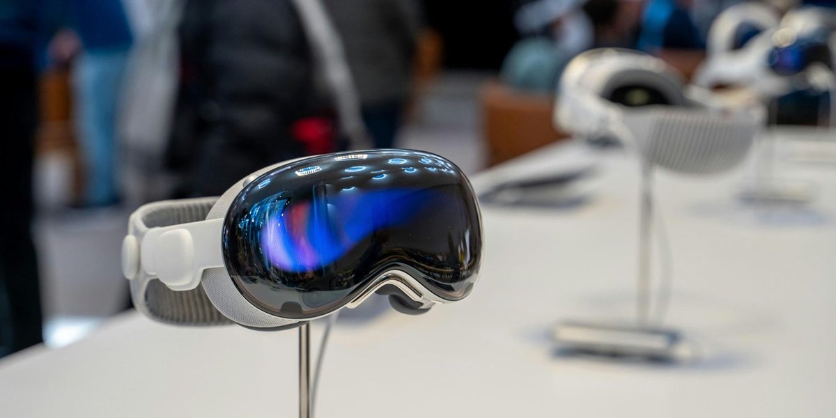 Apple Vision Pro Struggles with Developer Adoption as Ecosystem Growth Stalls in 2025