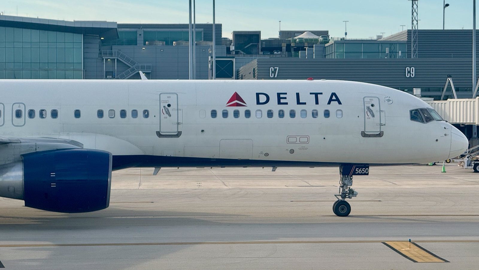 US Airlines Scale Back Flights, Delay Plane Deliveries Amid Tariff and Demand Pressures