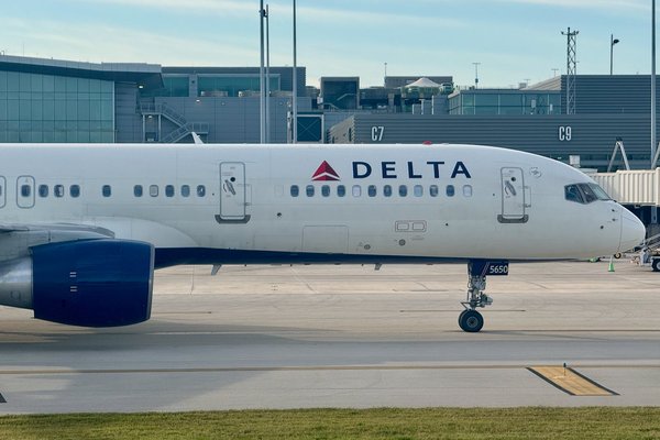 US Airlines Scale Back Flights, Delay Plane Deliveries Amid Tariff and Demand Pressures
