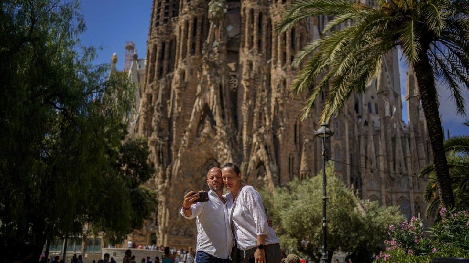 Barcelona to Build Selfie Plaza at Sagrada Familia to Tackle Tourist Congestion