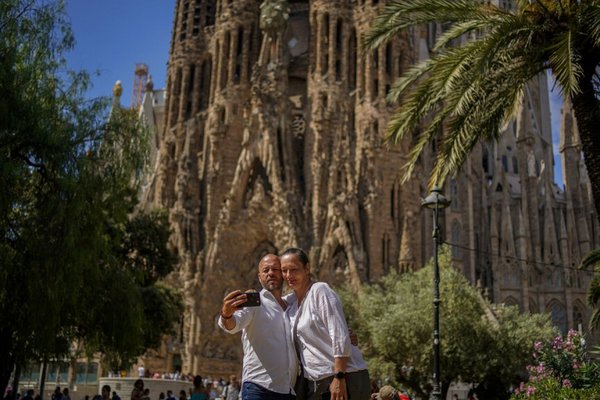 Barcelona to Build Selfie Plaza at Sagrada Familia to Tackle Tourist Congestion