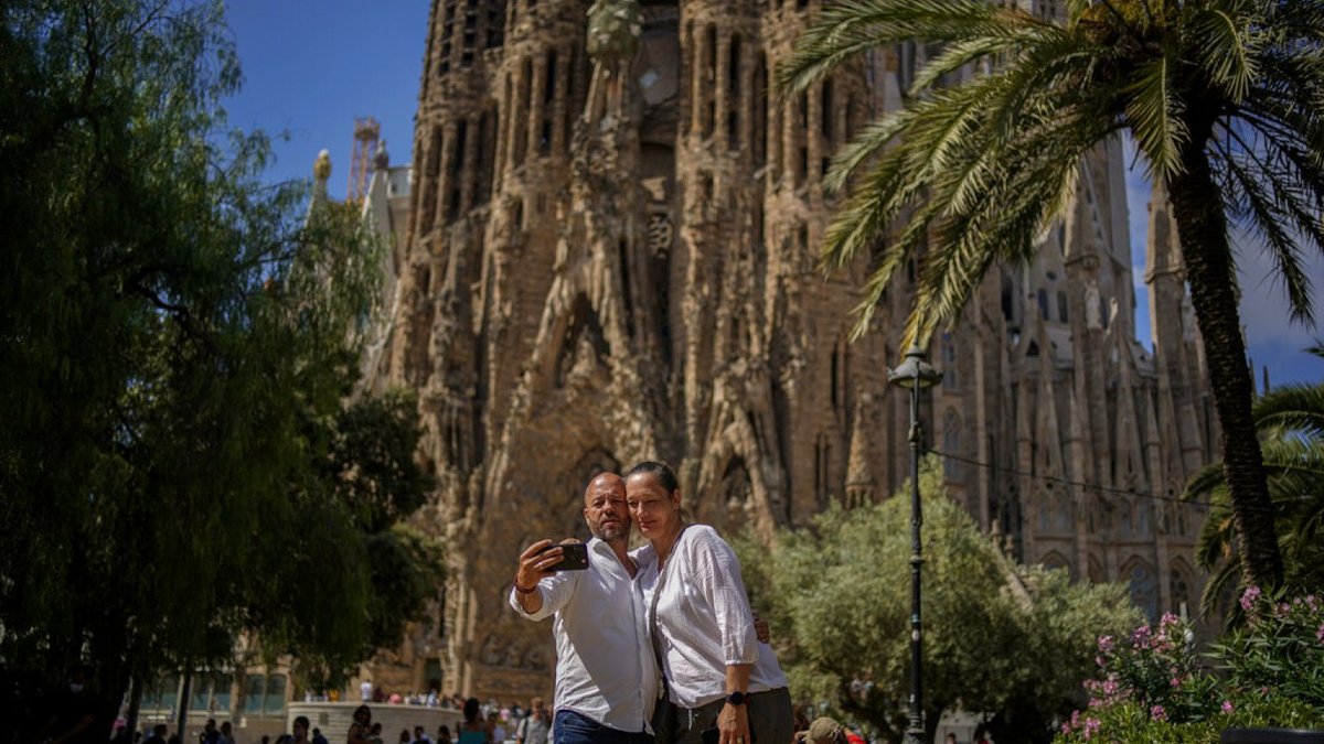 Barcelona to Build Selfie Plaza at Sagrada Familia to Tackle Tourist Congestion